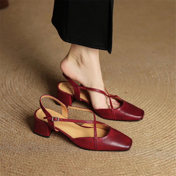 Rote Damen Pumps mit Blockabsatz und Riemchen auf Teppich.