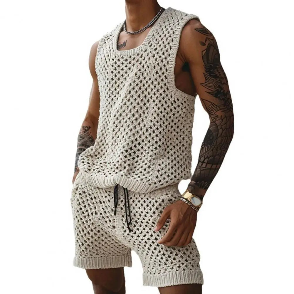 Herren Strick Zweiteiler in Aprikose mit Tanktop und Shorts im Freien