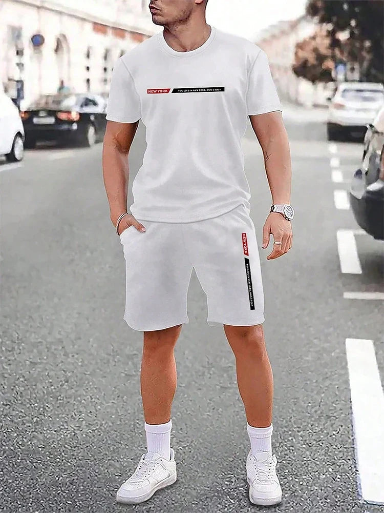 Weisses Herren T-Shirt Set mit kurzer Hose für sommerliche Freizeitaktivitäten