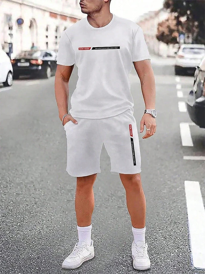 Weisses Herren T-Shirt Set mit kurzer Hose für sommerliche Freizeitaktivitäten