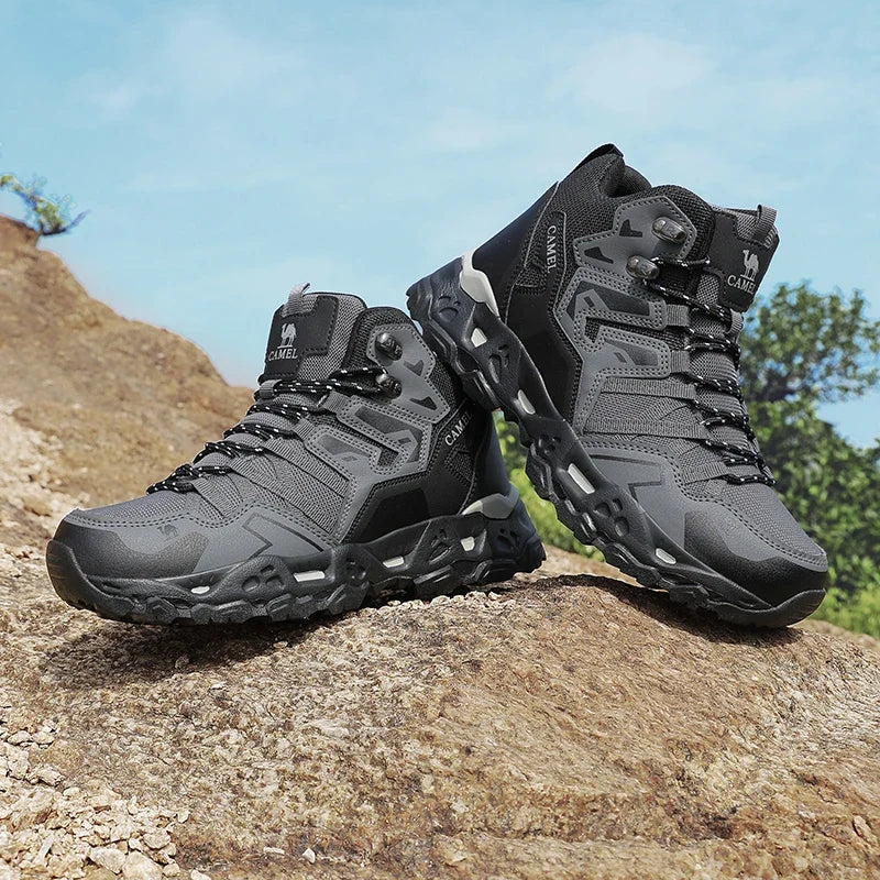 Graue Herren Wanderschuhe, Seitenansicht mit Schnürung und Verstärkung