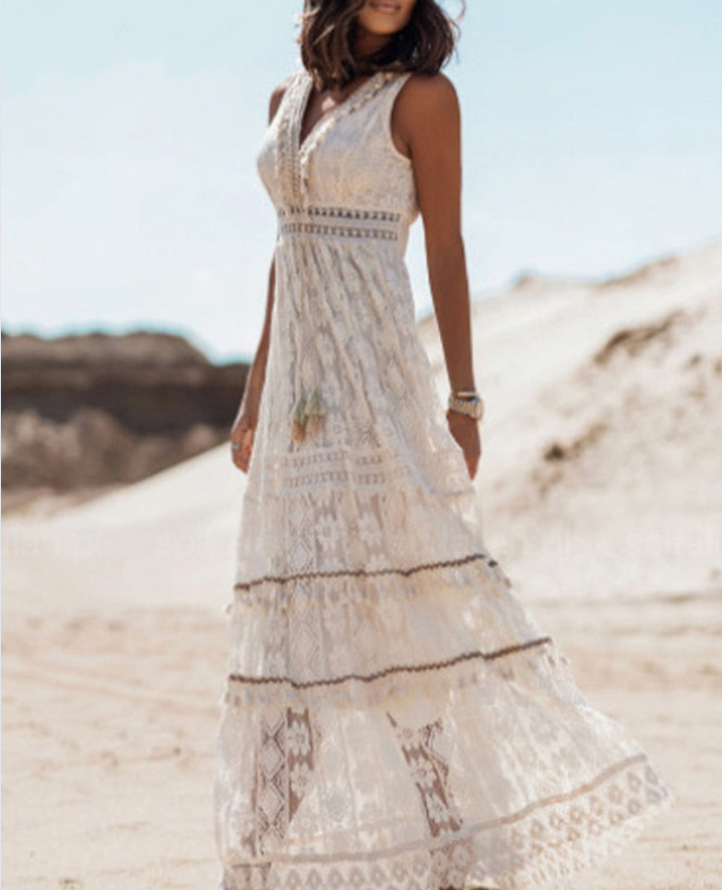 Bequemes weißes/beiges Damen Boho Sommerkleid mit weitem Schnitt. Ideal als elegantes Freizeit- oder Strandkleid.