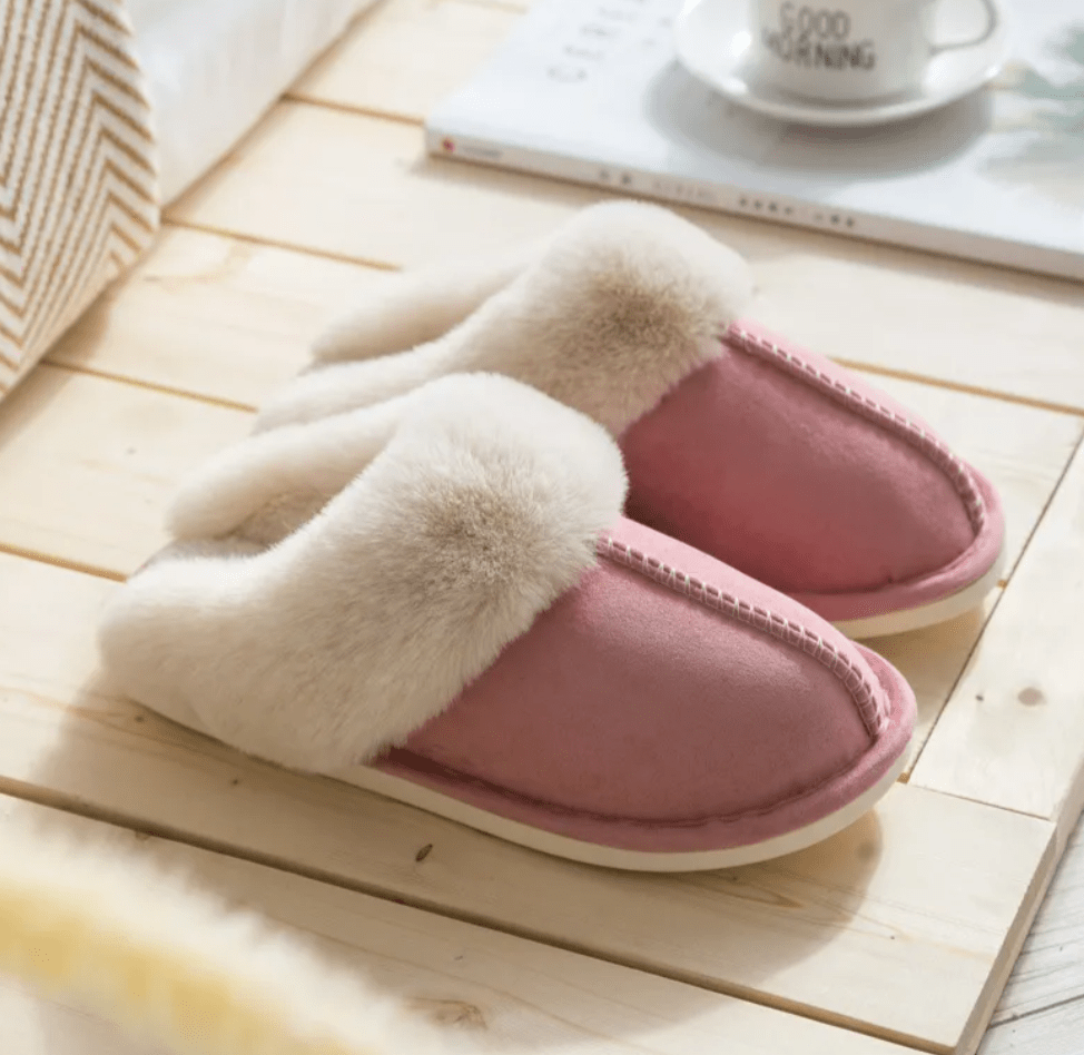 Damen Winter-Hausschuhe in Beige, weich gefüttert und rutschfest. Optimaler Komfort für Zuhause.