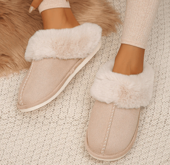 Beige Damen Hausschuhe, extra warm und weich. Rutschfeste Sohle für Gemütlichkeit im Winter zuhause.