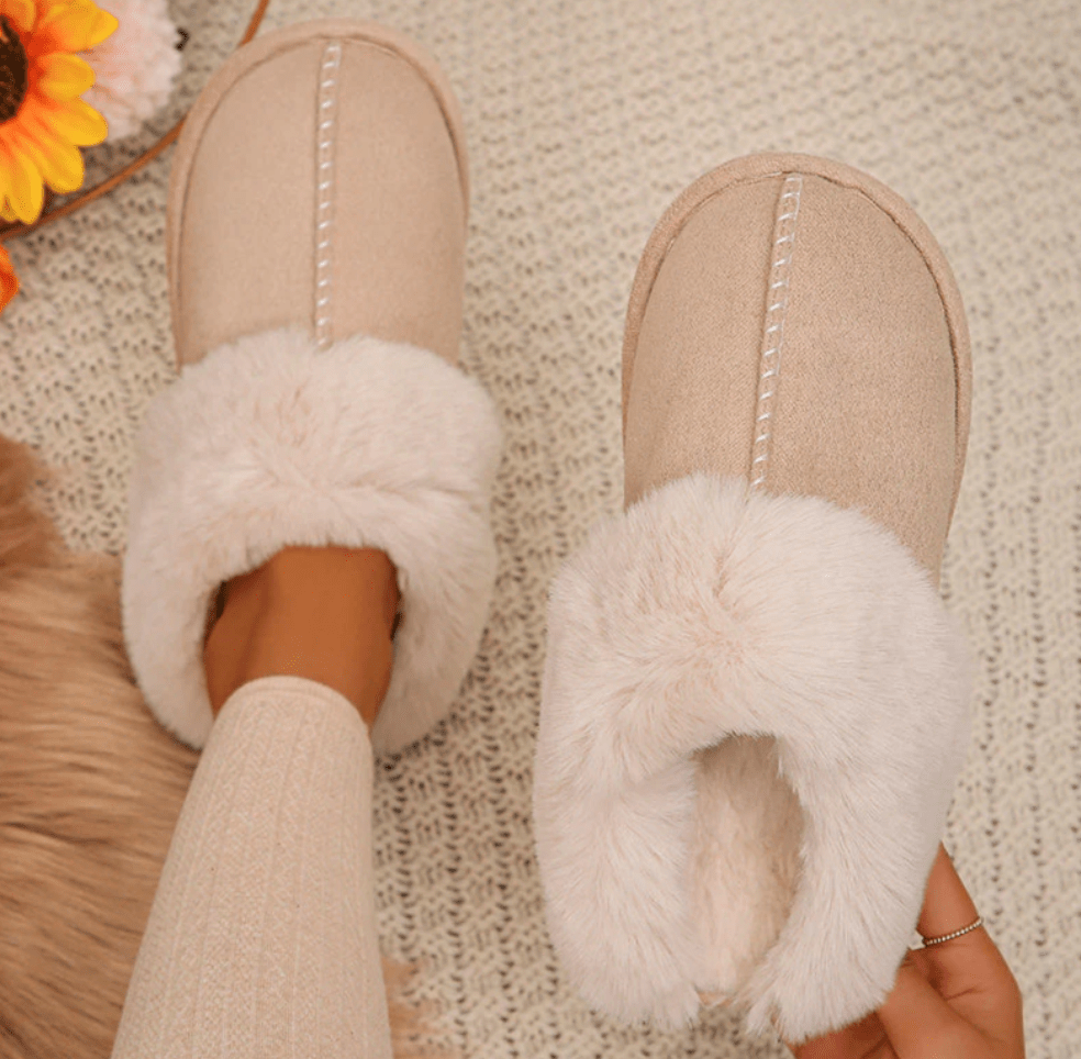 Damen Plüsch-Pantoffel, weich und warm in Beige, rutschfest. Perfekt für Komfort und Zuhause.