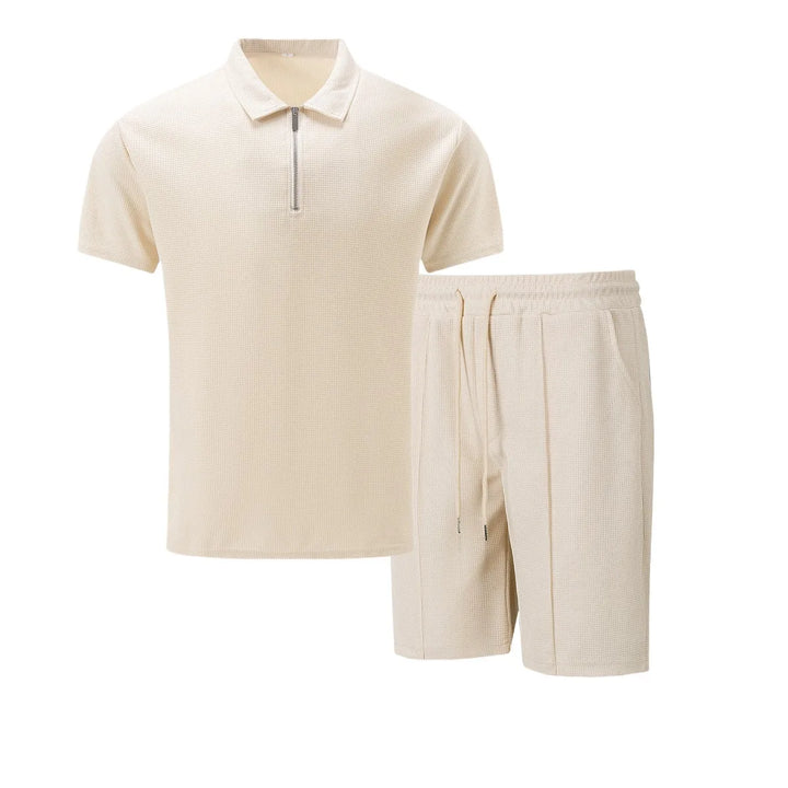 Komfortables Herren Zweiteiler Outfit in Apricot für warme Tage.
