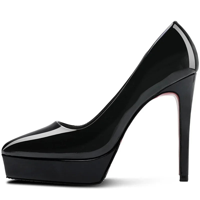 Stilvolle High Heels Pumps im Detail mit Plateau-Sohle und schicker Optik