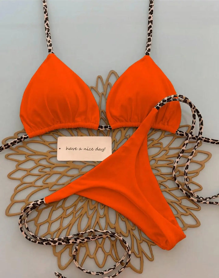 Damen im Leoparden Bikini am Pool: Trendige Bademode, figurbetontes Set für Schwimmen & Sonnenbaden.