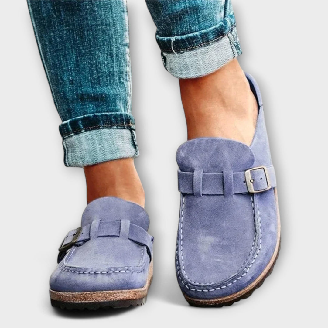 Damen orthopädische Mokassins in elegantem Lila getragen zur Jeans