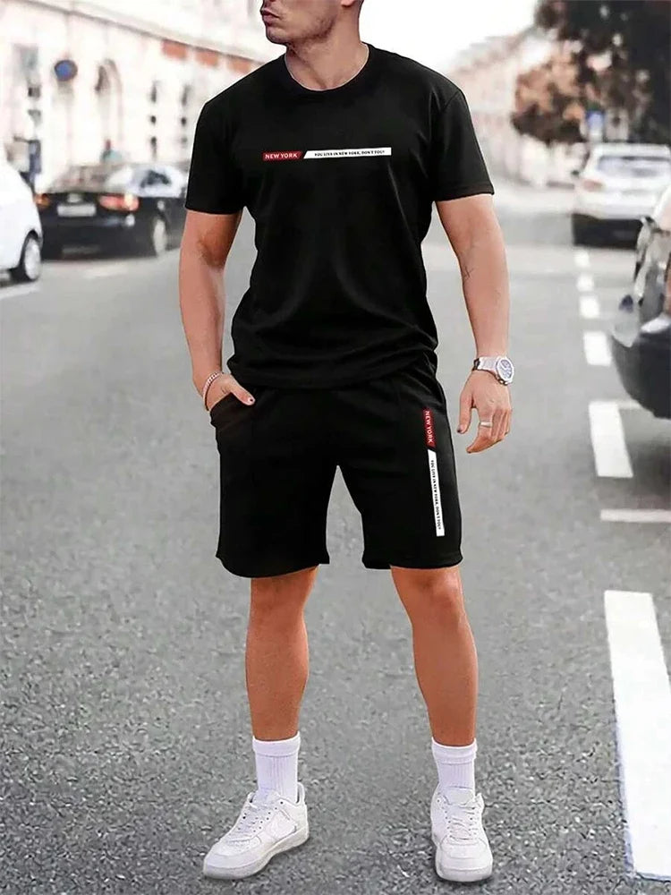 Schwarzes Herren T-Shirt Set im modernen Streetstyle mit Shorts auf der Strasse