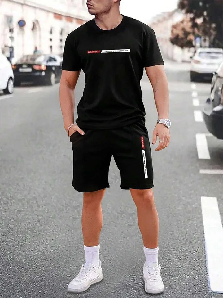 Schwarzes Herren T-Shirt Set im modernen Streetstyle mit Shorts auf der Strasse