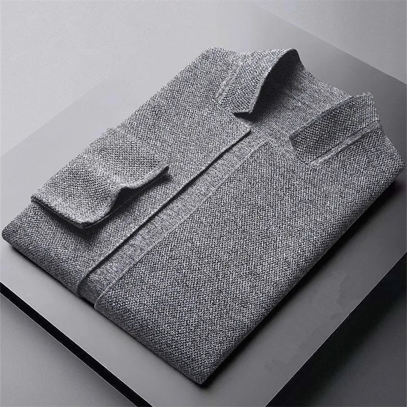 Schwarze Herrenstrickjacke, leichter Cardigan für Herrenmode im Detail