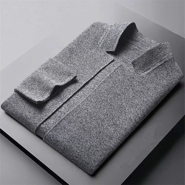 Schwarze Herrenstrickjacke, leichter Cardigan für Herrenmode im Detail