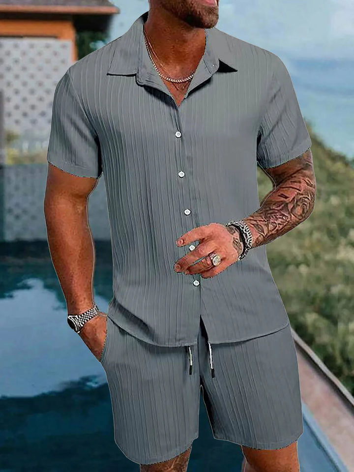 Komplettes Herren Sommer Set: Kurzarm Hemd und Shorts für einen bequemen und modischen Look.