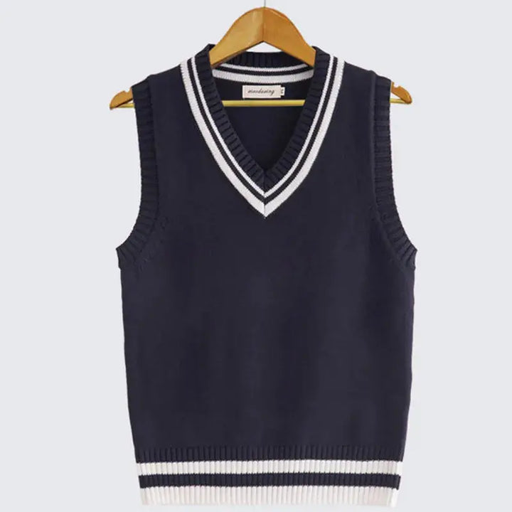 Dunkelblaue Strickweste für Herren mit markantem V-Ausschnitt und weißen Streifen, perfekt für den College-Stil.