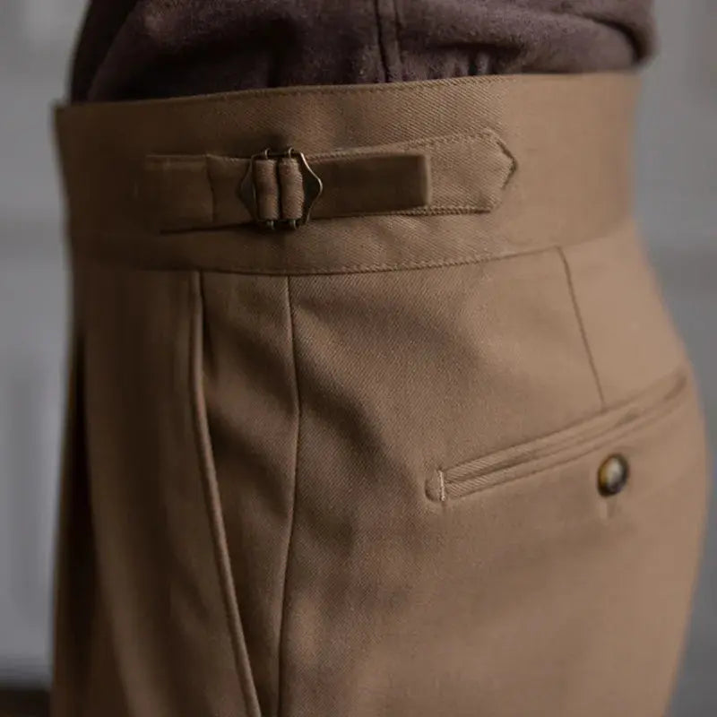 Britische Vintage Business Hose für Herren, Detailansicht des Bundes und Knopfs