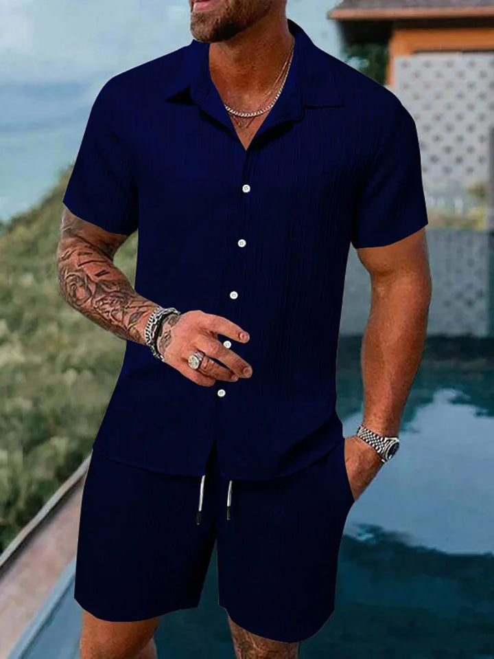 Stilvolles Herren Sommer Outfit: Kurzarm Hemd mit Strukturmuster und passende Shorts in lockerer Passform.