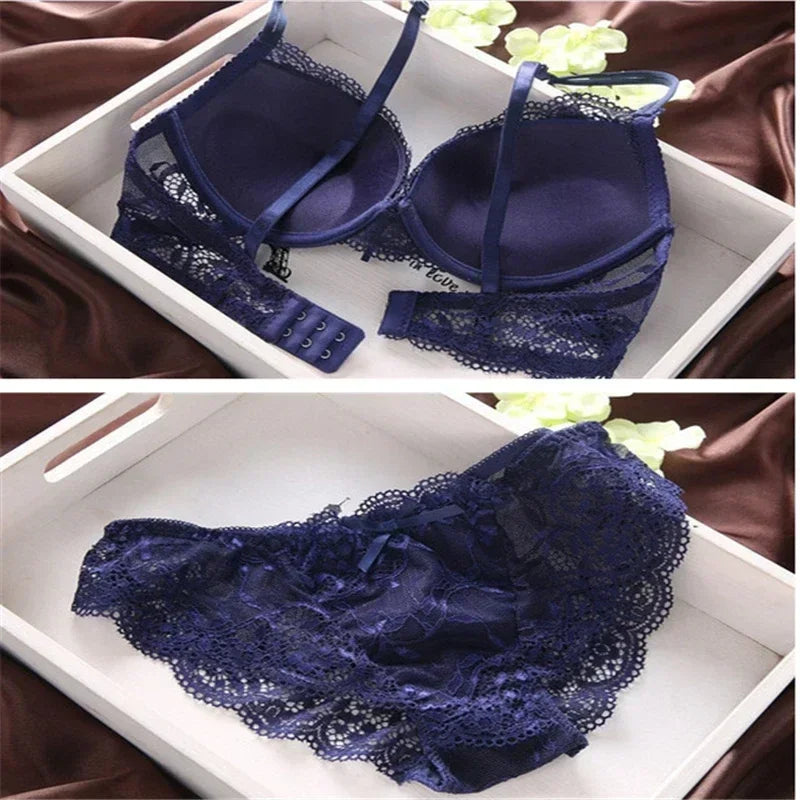 Rückseite des blauen Push-up BHs und passender Slip