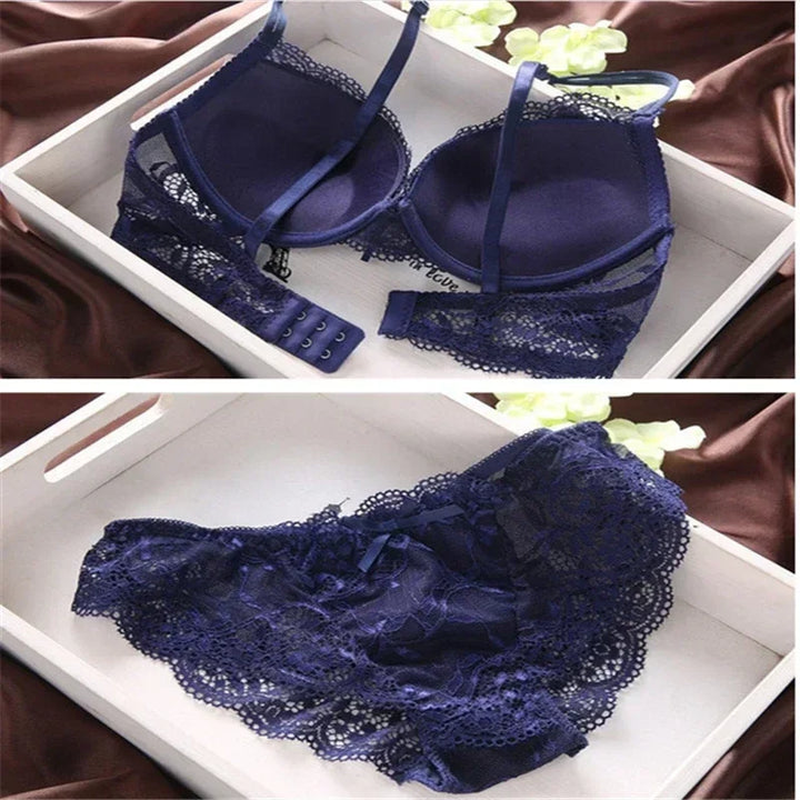 Rückseite des blauen Push-up BHs und passender Slip