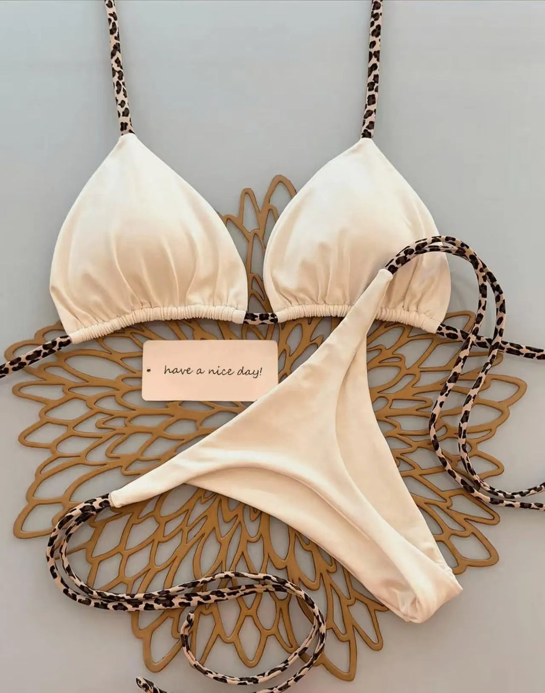 Stoffdetail Leopardenmuster Bikini: Hochwertige Damenbikini Bademode, modisches Design für Fashionistas.