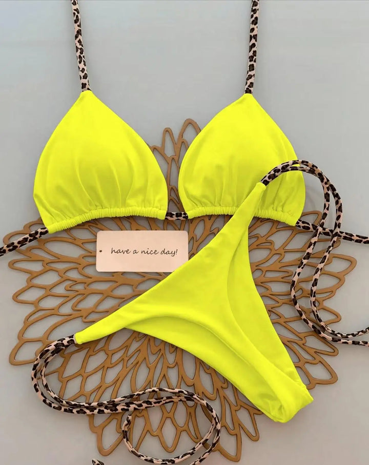 Komfortabler Damen Leoparden Bikini: Figurbetonte Bademode, Tanga Bikini für entspannte Tage am Wasser.