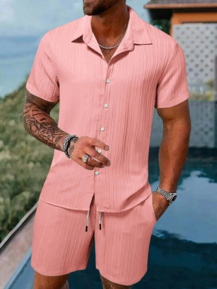 Lässiges Herren Sommer Set für warme Tage: Bequemes Hemd und Freizeit Shorts in modischer Optik.