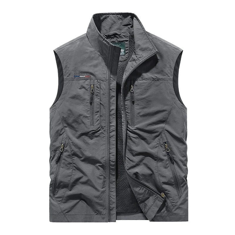 Atmungsaktive Herren Outdoor-Weste für Sommer & Freizeit. Leichtgewicht mit vielen nützlichen Staufächern.