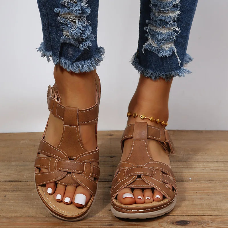 Leichte, verstellbare Damen Komfortsandalen in Schwarz, perfekt für langanhaltenden Tragekomfort im Sommer.
