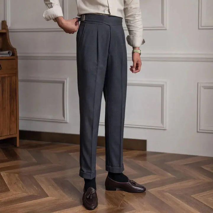 Ganzkörperansicht einer dunklen Herren Anzughose im Vintage-Look kombiniert mit Hemd und Schuhen