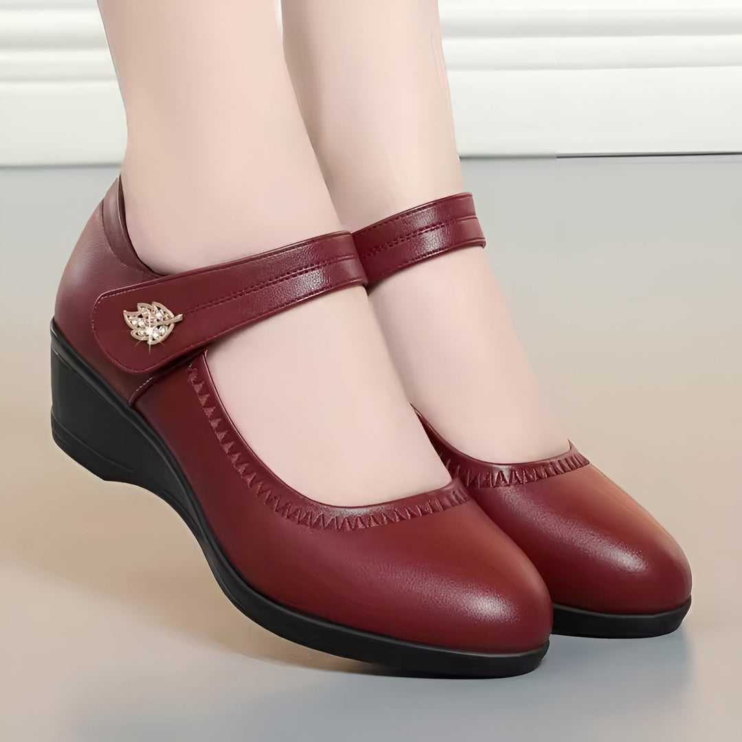Elegante Damenschuhe mit Keilabsatz und praktischem Riemenverschluss für perfekten Halt