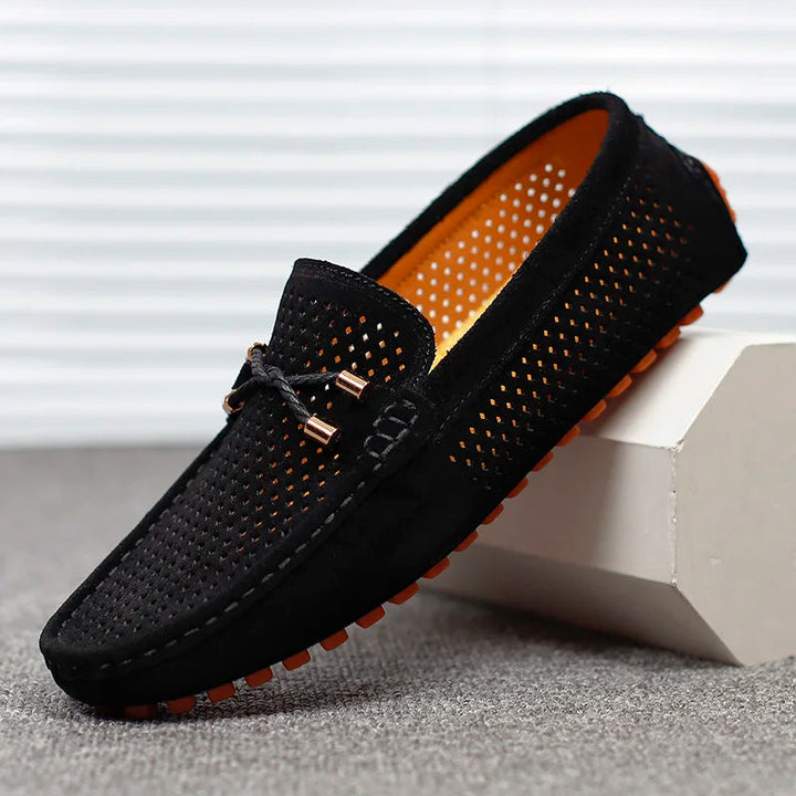 Schwarze Herren Loafer Slip-On mit perforiertem Muster und Zierkordel