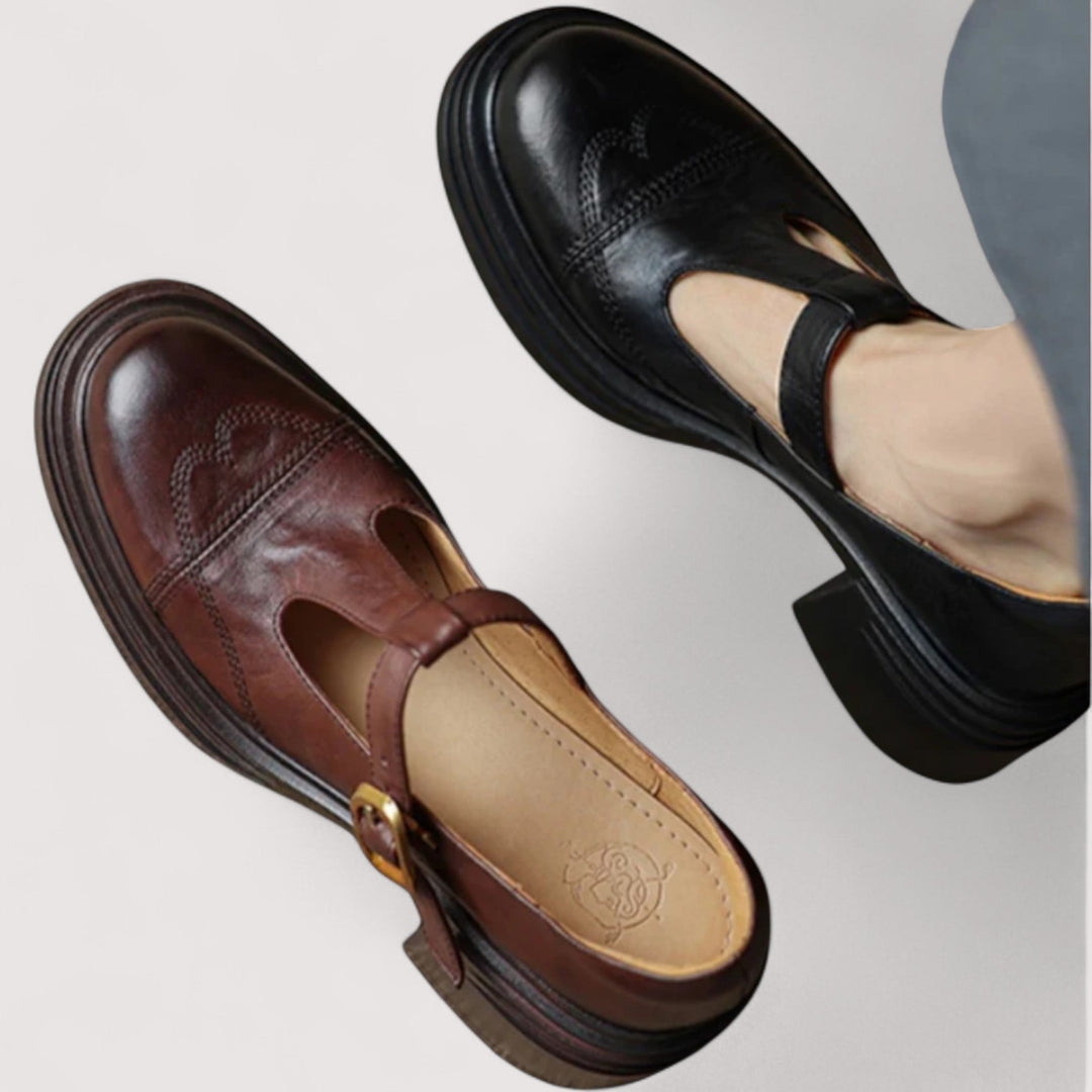 Klassische Damenmode Fußbekleidung: bequeme Mary Jane Halbschuhe von oben fotografiert