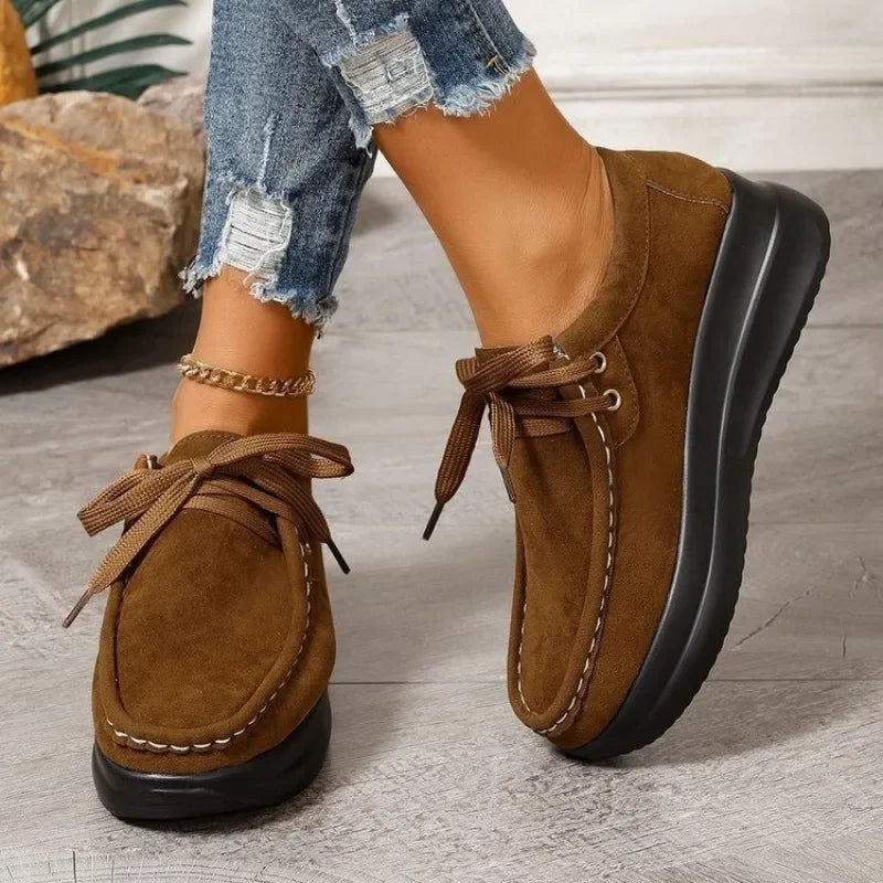 Braune bequeme Damen Schnürschuhe im urbanen Design