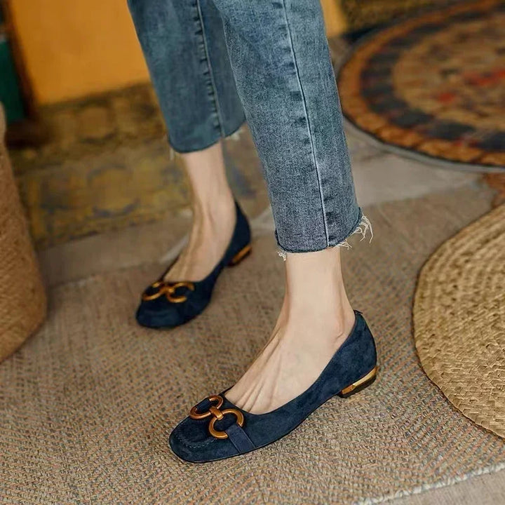 Damen tragen blaue orthopädische Sandalen Erica mit goldener Schnalle