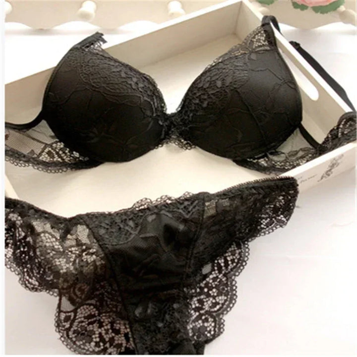 Romantisches Damen Unterwäsche Set aus elastischer Spitze in Detailansicht