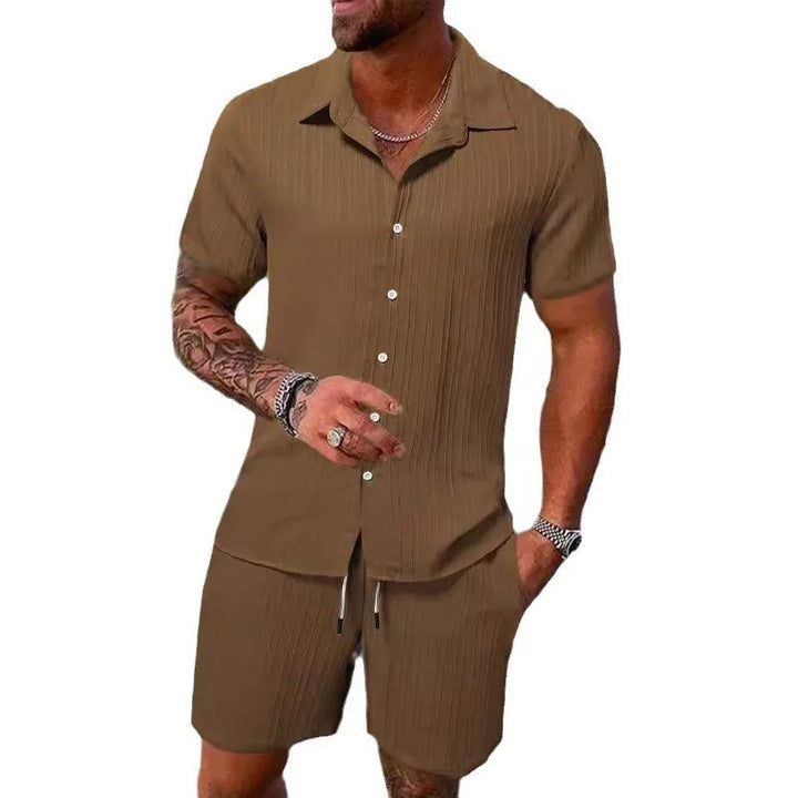 Modisches Herren Sommer Set: Strukturmuster Kurzarm Hemd und bequeme Shorts für heiße Tage.
