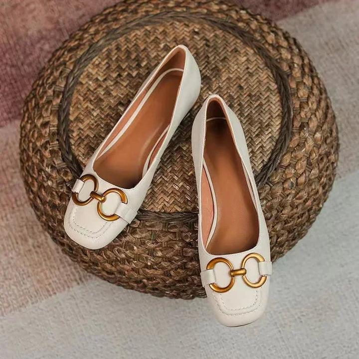 Paar orthopädische Damenschuhe Erica nebeneinander, bequeme Sommersandalen