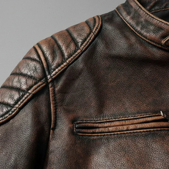 Vintage Lederjacke in Schwarz für Herren, mit praktischen Reißverschlusstaschen und modernem Design.