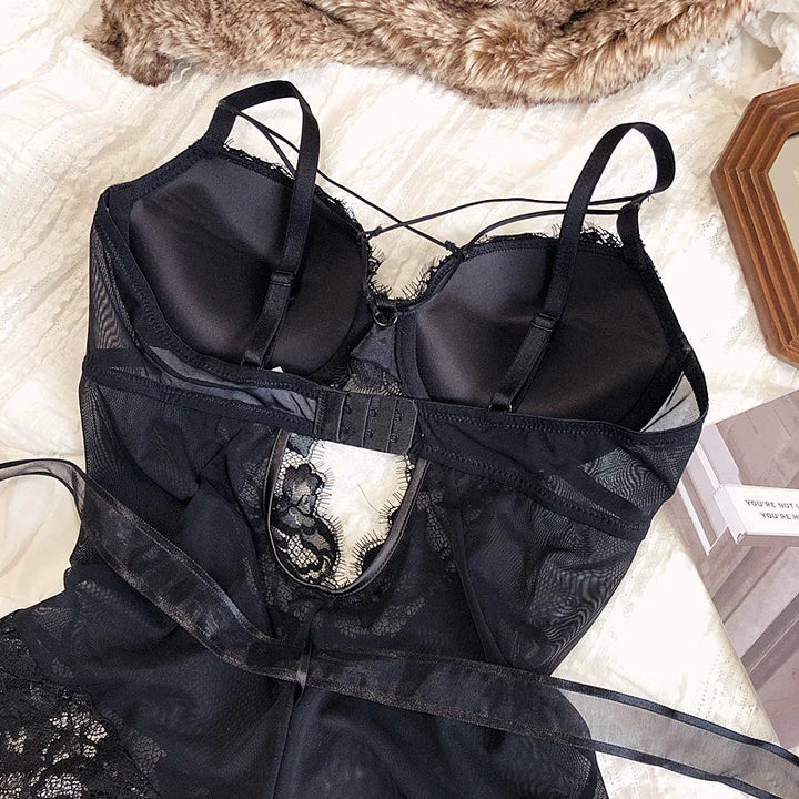 Schwarzer Damen Spitzenbody mit feinen transparenten Einsätzen und verführerischem Cut-Out