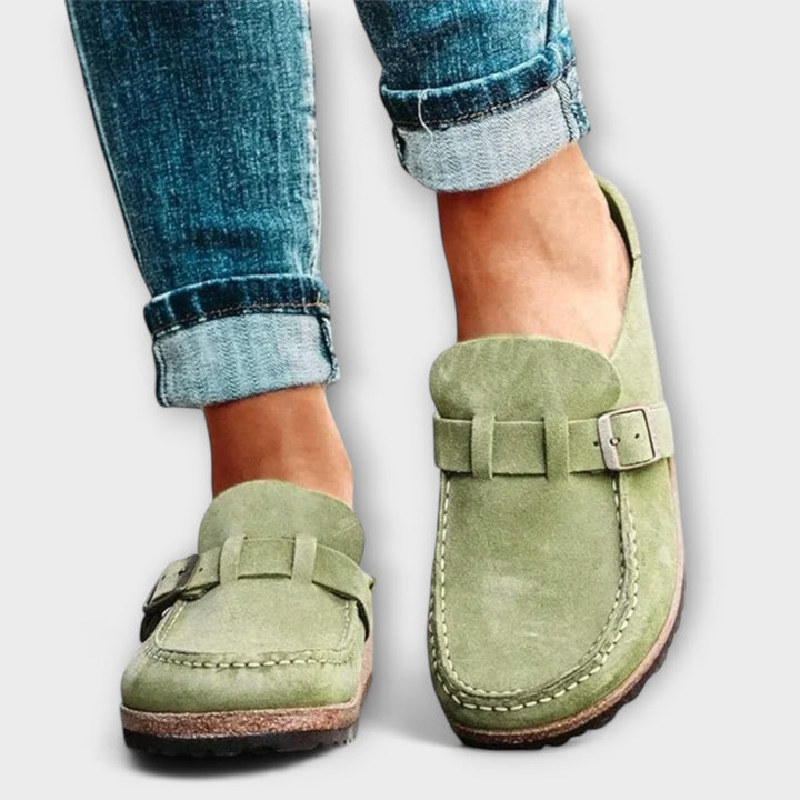 Damen orthopädische Mokassins in Seitenansicht, bequeme Freizeitschuhe für Damen
