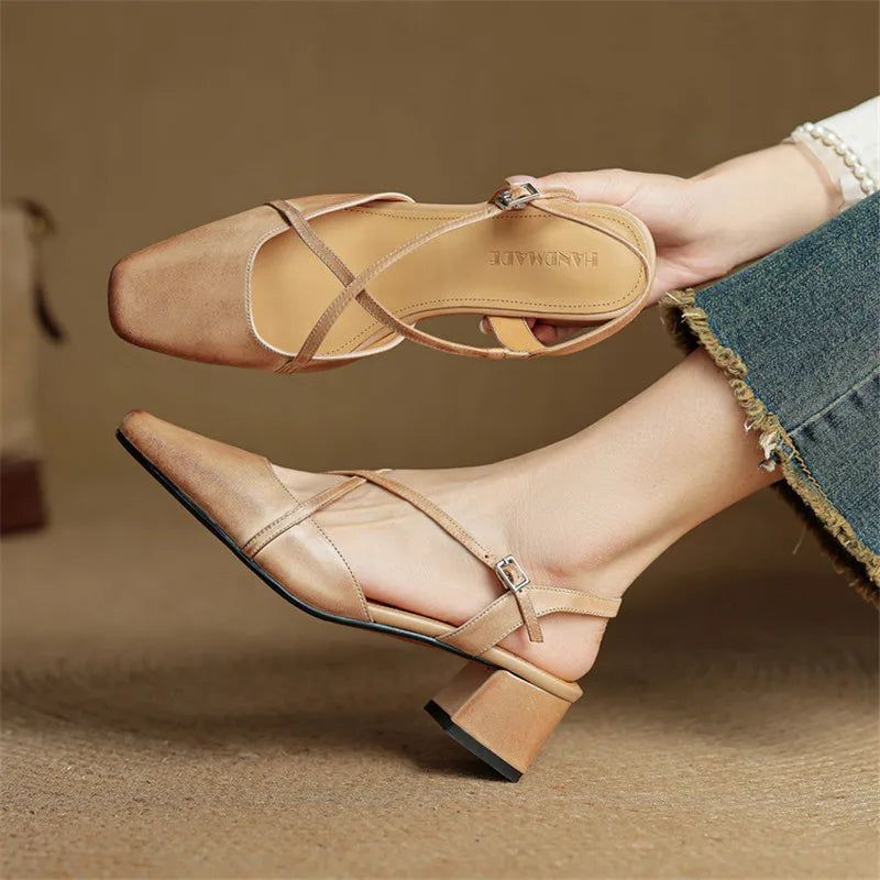 Schwarze Pumps, kombiniert mit eleganter Kleidung.