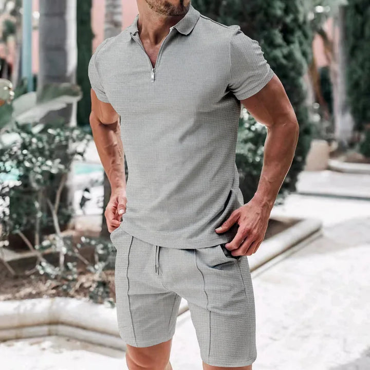 Gesamtaufnahme des Herren Polo Sets in leuchtendem Blau, ideal für den Sommer.