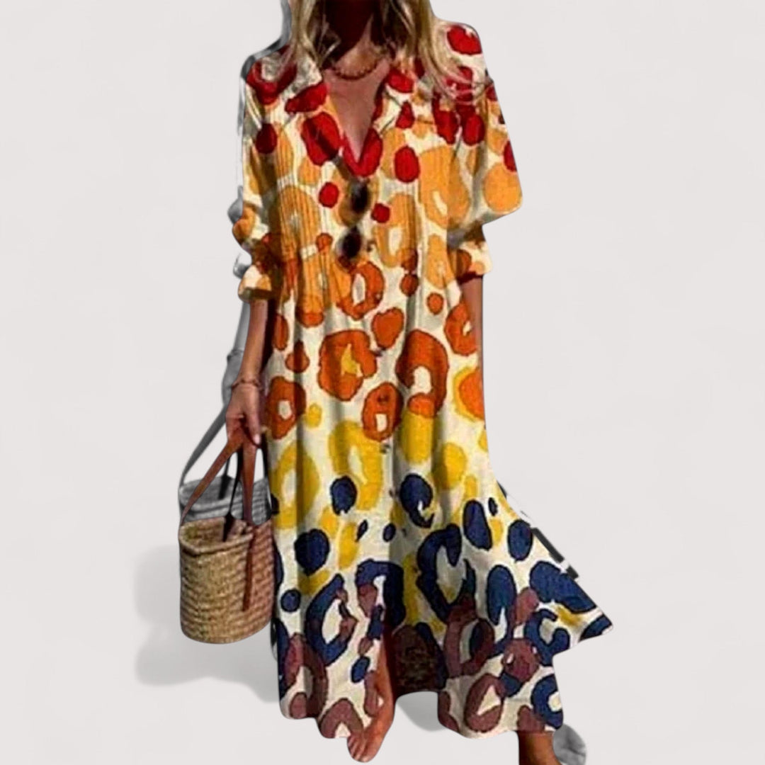 Atmungsaktives Sommerkleid für Damen mit modernem Muster. Lockeres A-Linien Design für warme Tage.