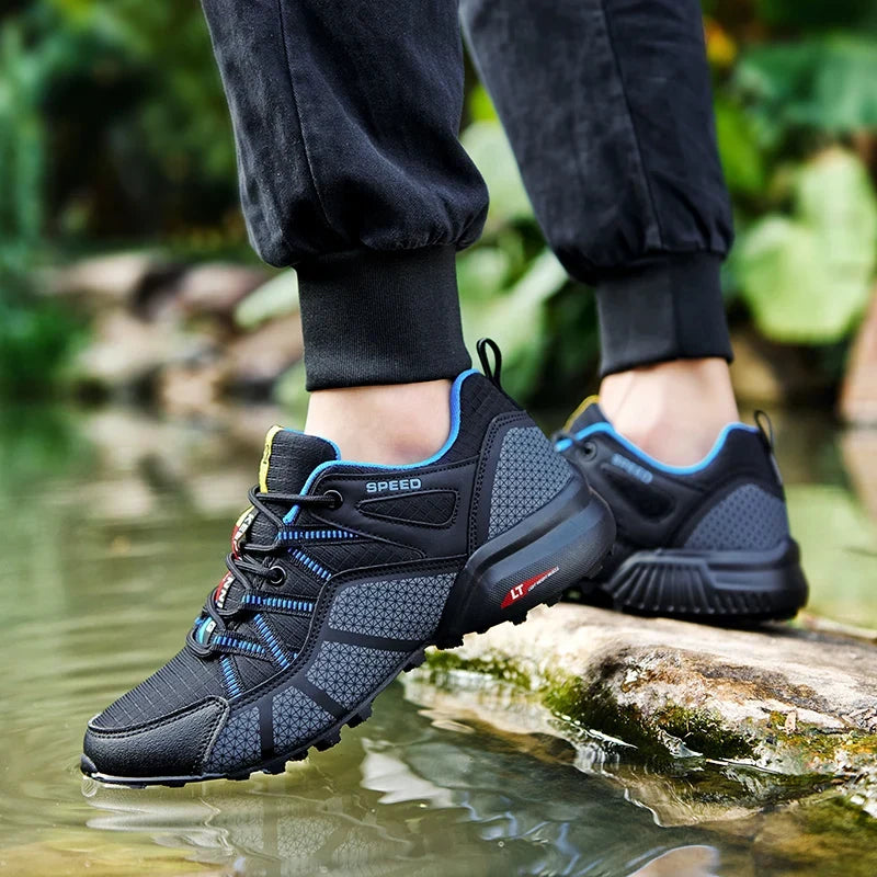 Robuste Outdoorschuhe für Herren beim Wandern im Gelände