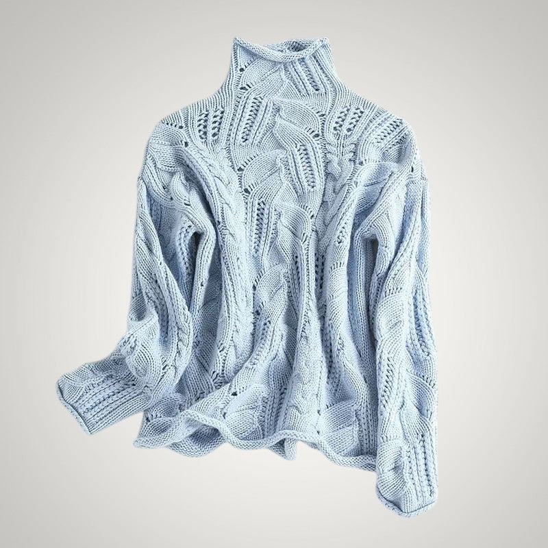 Hellblauer gemusterter Strickpullover für Damen in der Totalen