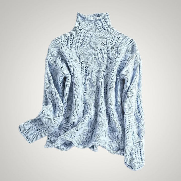 Hellblauer gemusterter Strickpullover für Damen in der Totalen