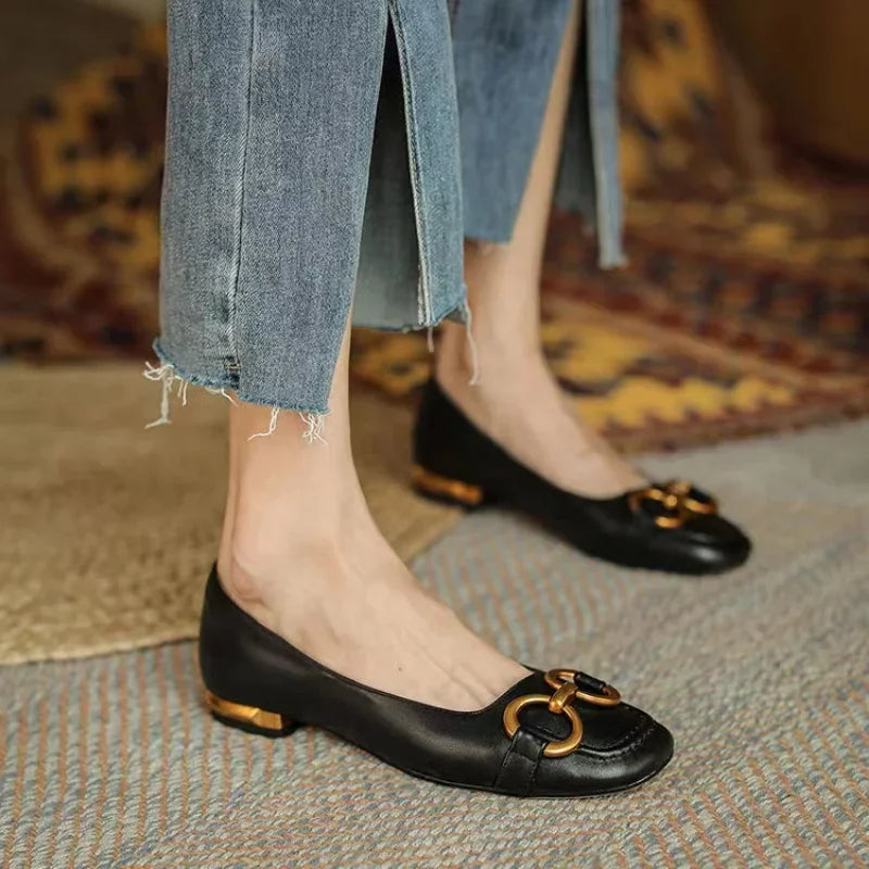 Schwarze orthopädische Sandalen Erica an Damenfüssen im Streetstyle
