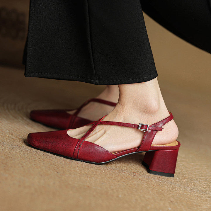 Elegante rote Damen High Heels von oben, bereit zum Tragen.