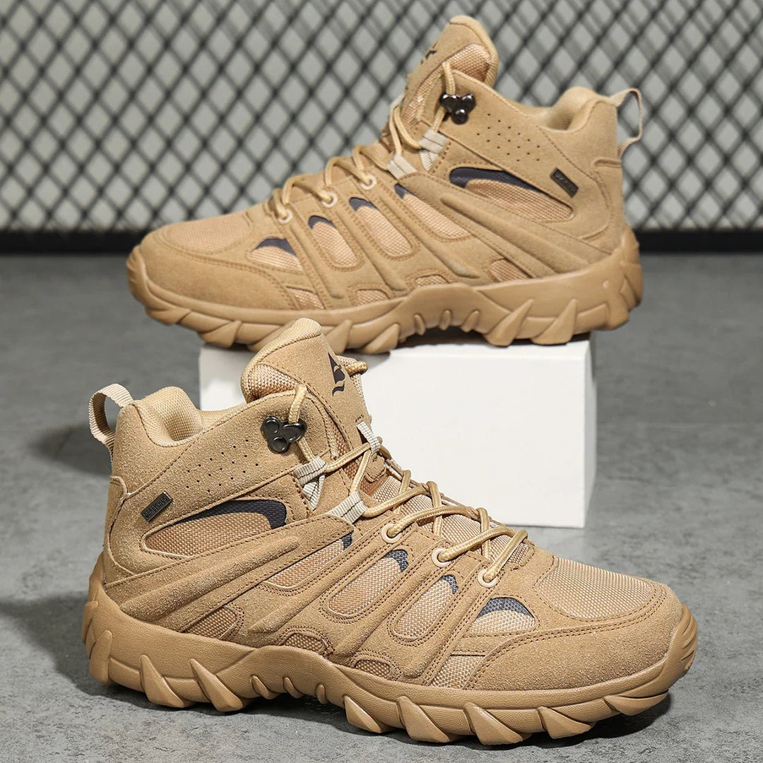 Beige Herren Trekkingschuhe von der Seite präsentiert