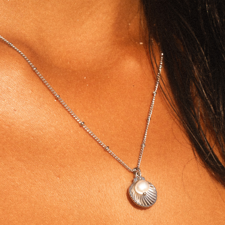 Damen Halskette mit Muschel Anhänger und Perle in Silber am Hals getragen